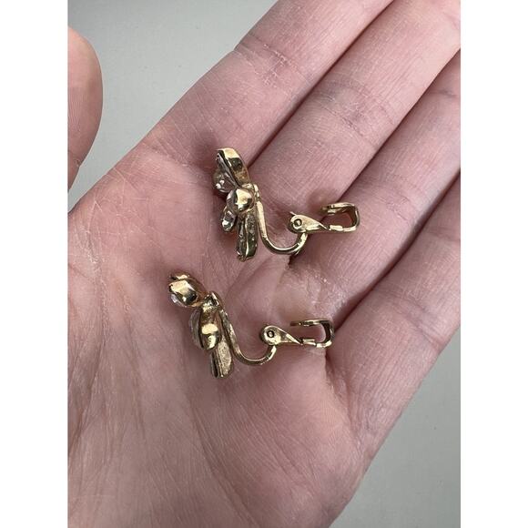 Vintage Clip On Trifari Floral Clear Clover Earrings Gold Toned - Picture 6 of 7